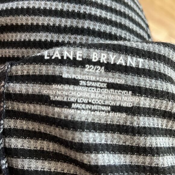 Lane Bryant black/gray lightweight stretch V neck button front thermal top 22/24 - Picture 5 of 5